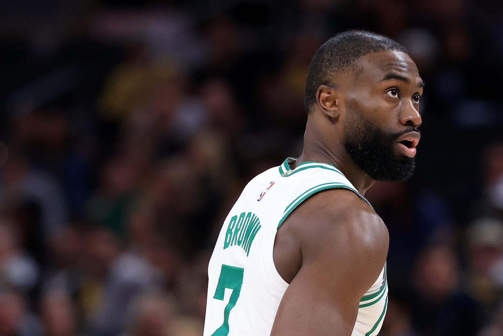 皇冠体育-依旧稳定!杰伦·布朗29中15砍下33分11板3助 仅2次罚球