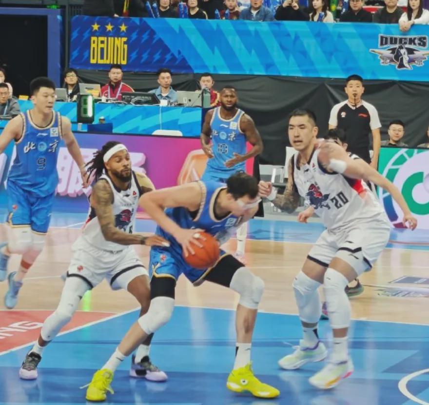 皇冠体育APP-目送压哨绝杀!周琦暴怒!这样咋打NBA啊...